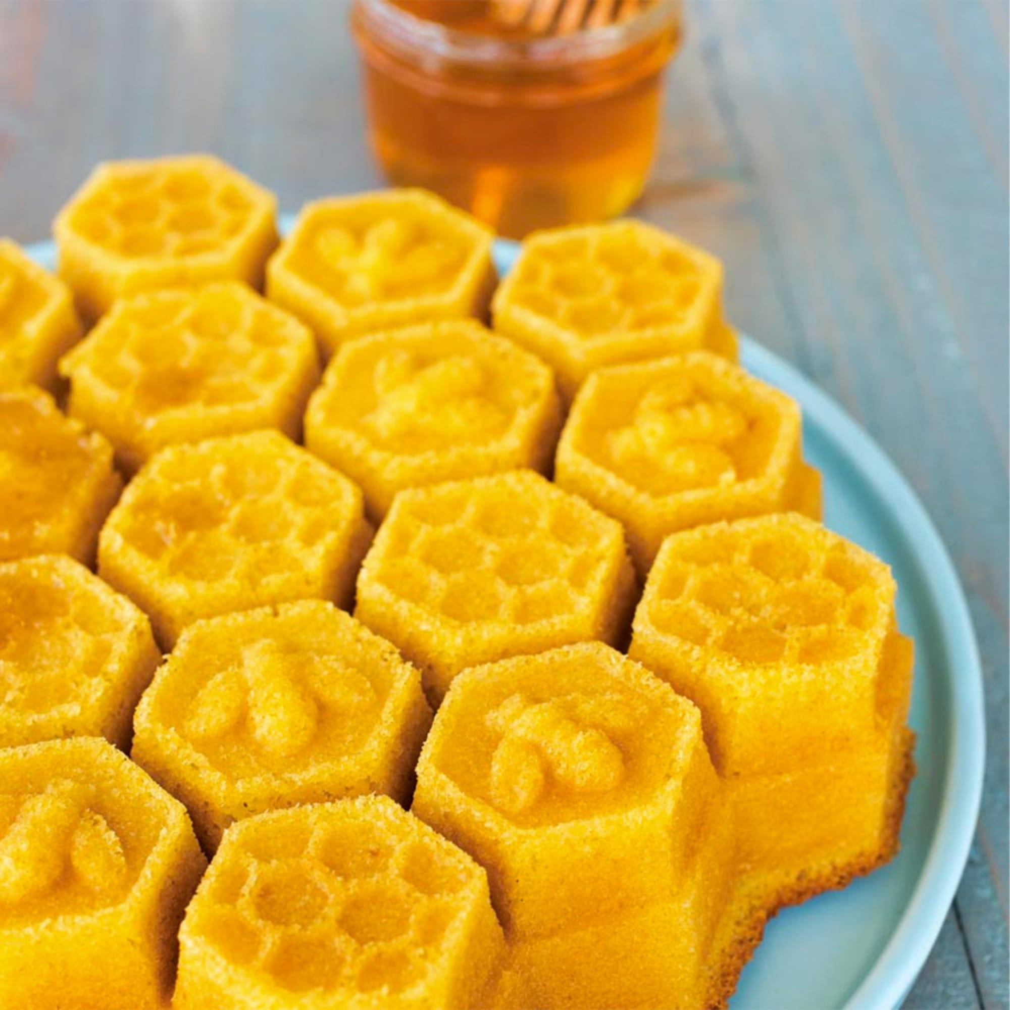 Nordic Ware Toffee Honeycomb Pull Apart Dessert Pan 31x5.8cm Image 3