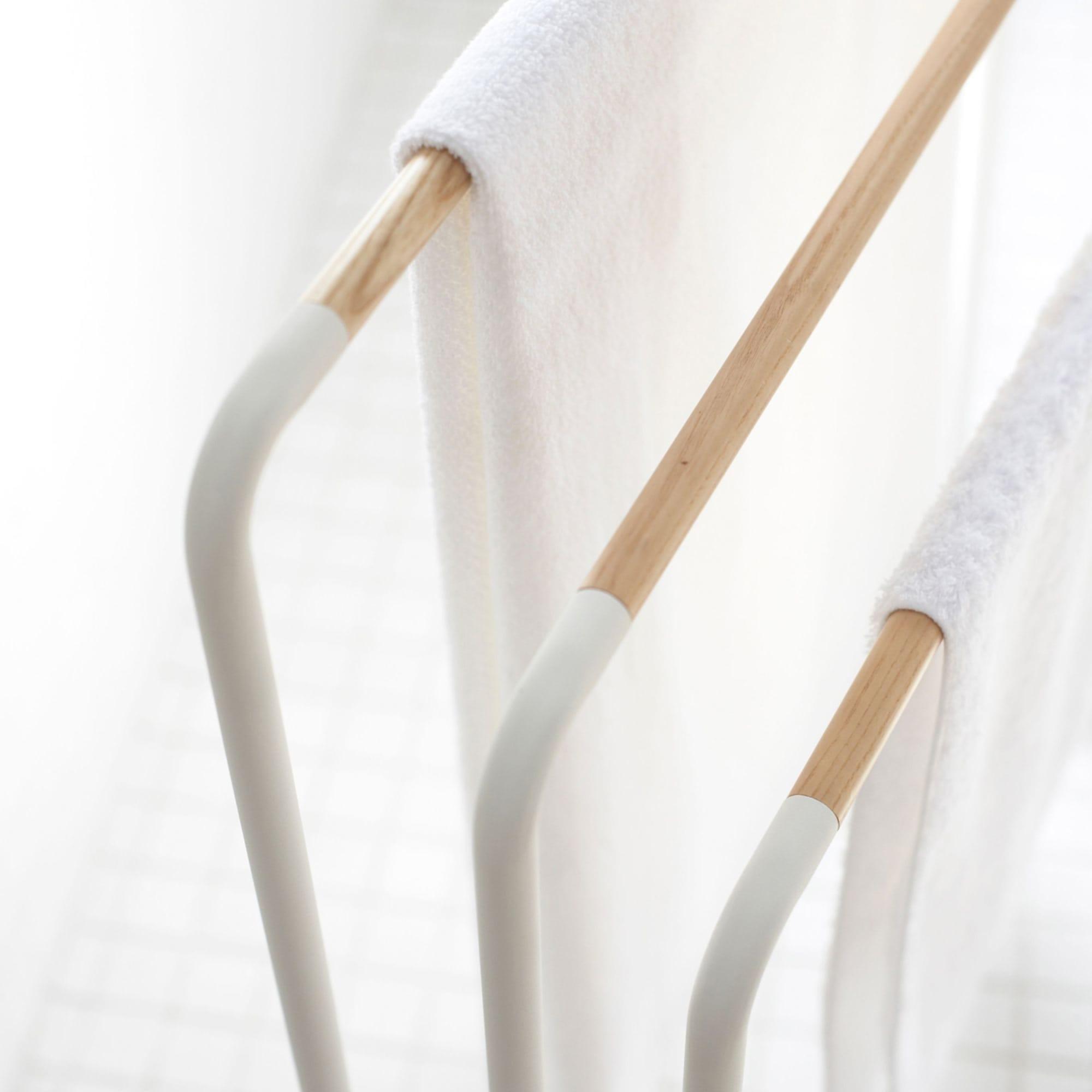 Yamazaki Plain Bath Towel Hanger White Image 3