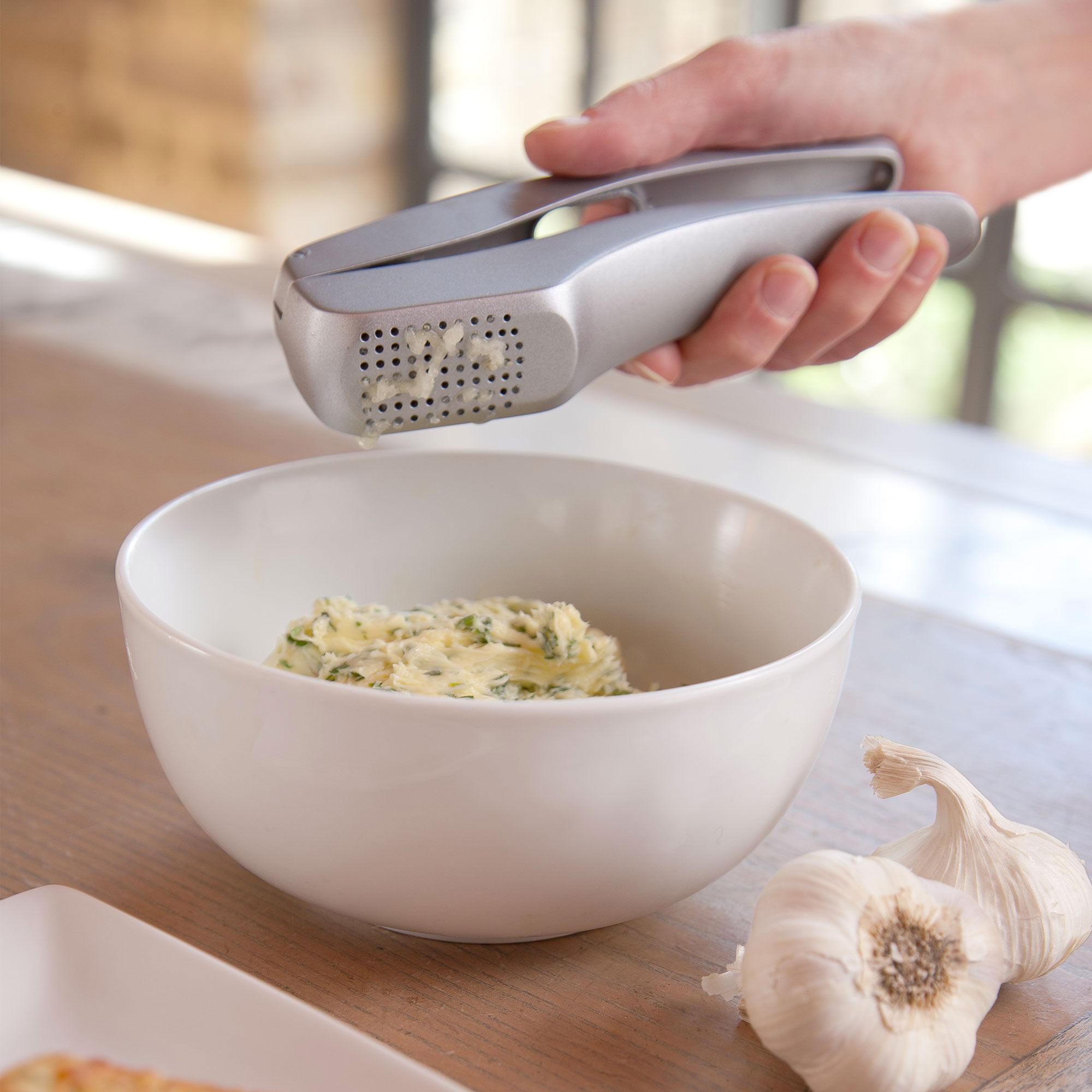 Zyliss Susi 3 Garlic Press with Cleaner Image 3